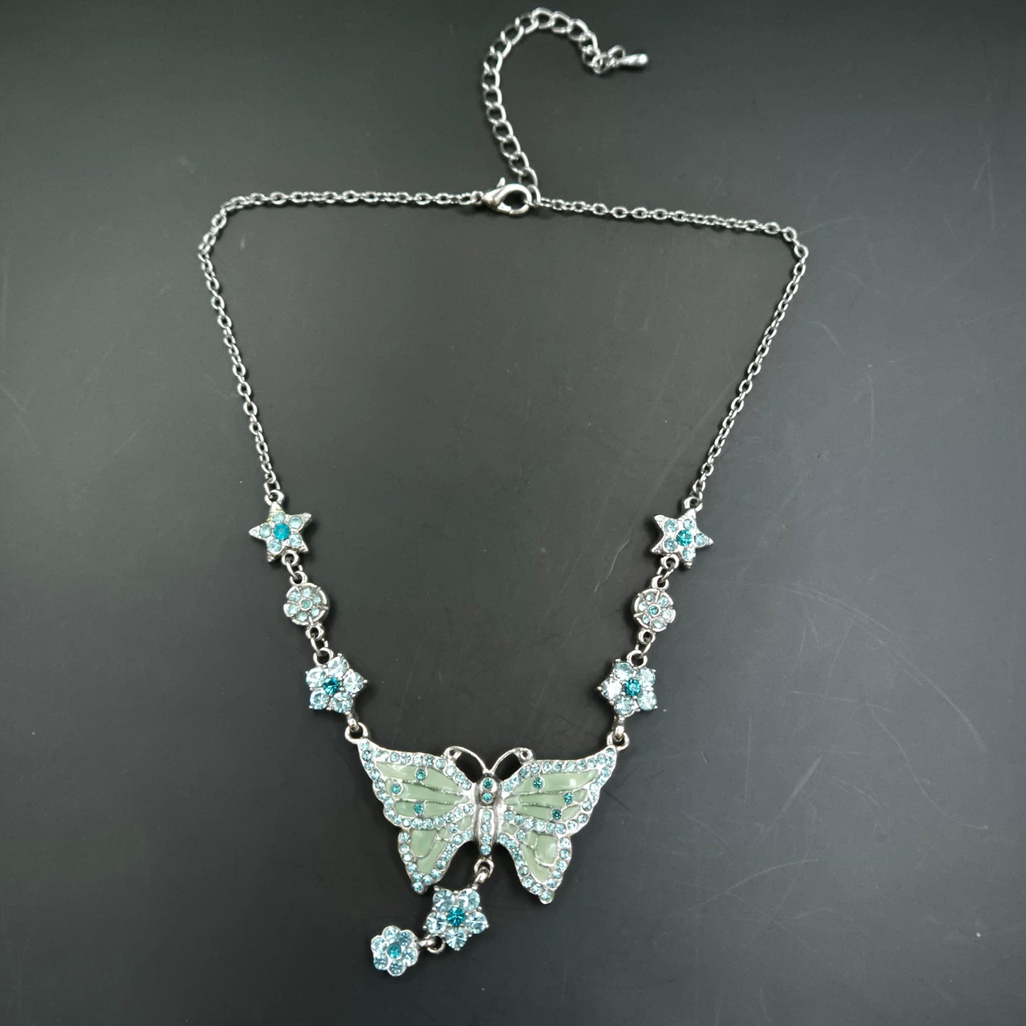 Bezaubernde Damen Halskette – Schmetterling mit blauen Kristallen