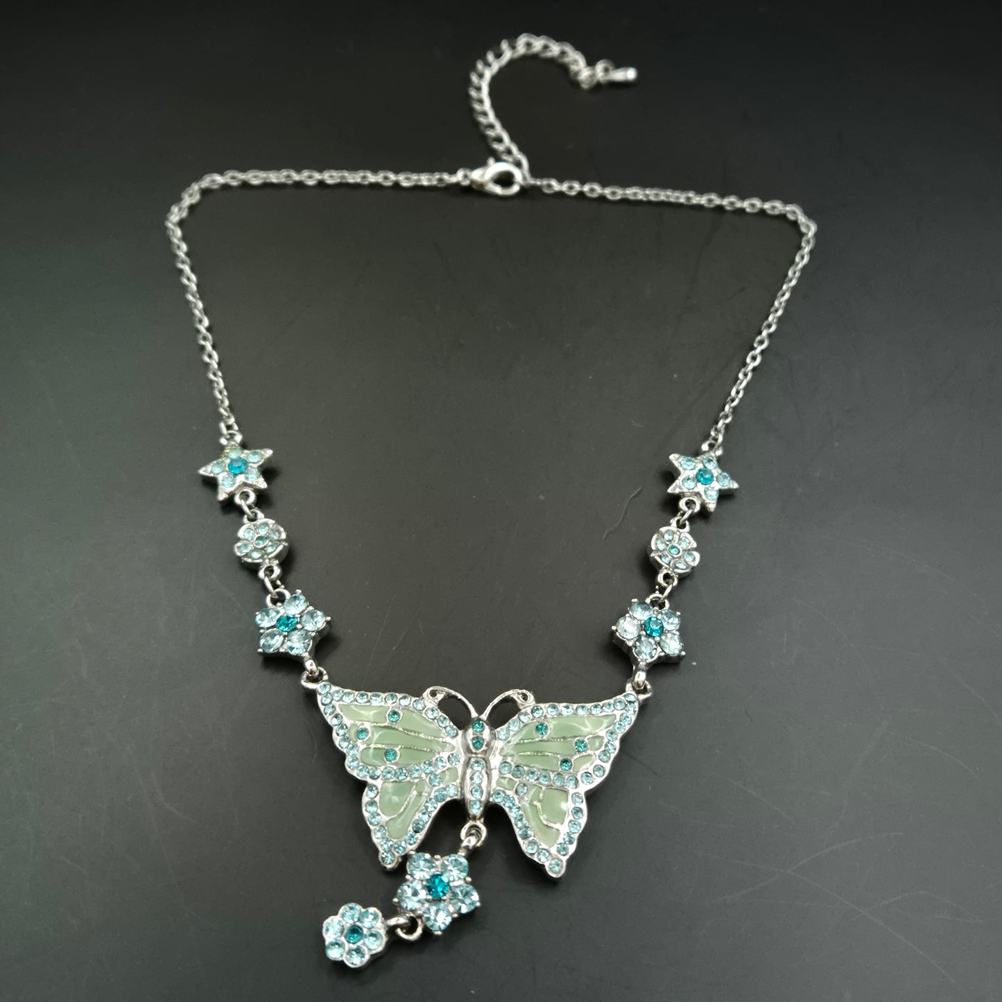 Bezaubernde Damen Halskette – Schmetterling mit blauen Kristallen