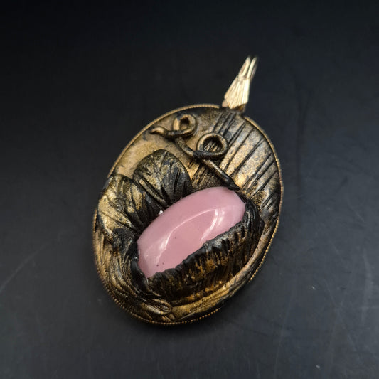 Antiker Vintage Anhänger mit Rosa Stein – Goldfarbenes Relief Design