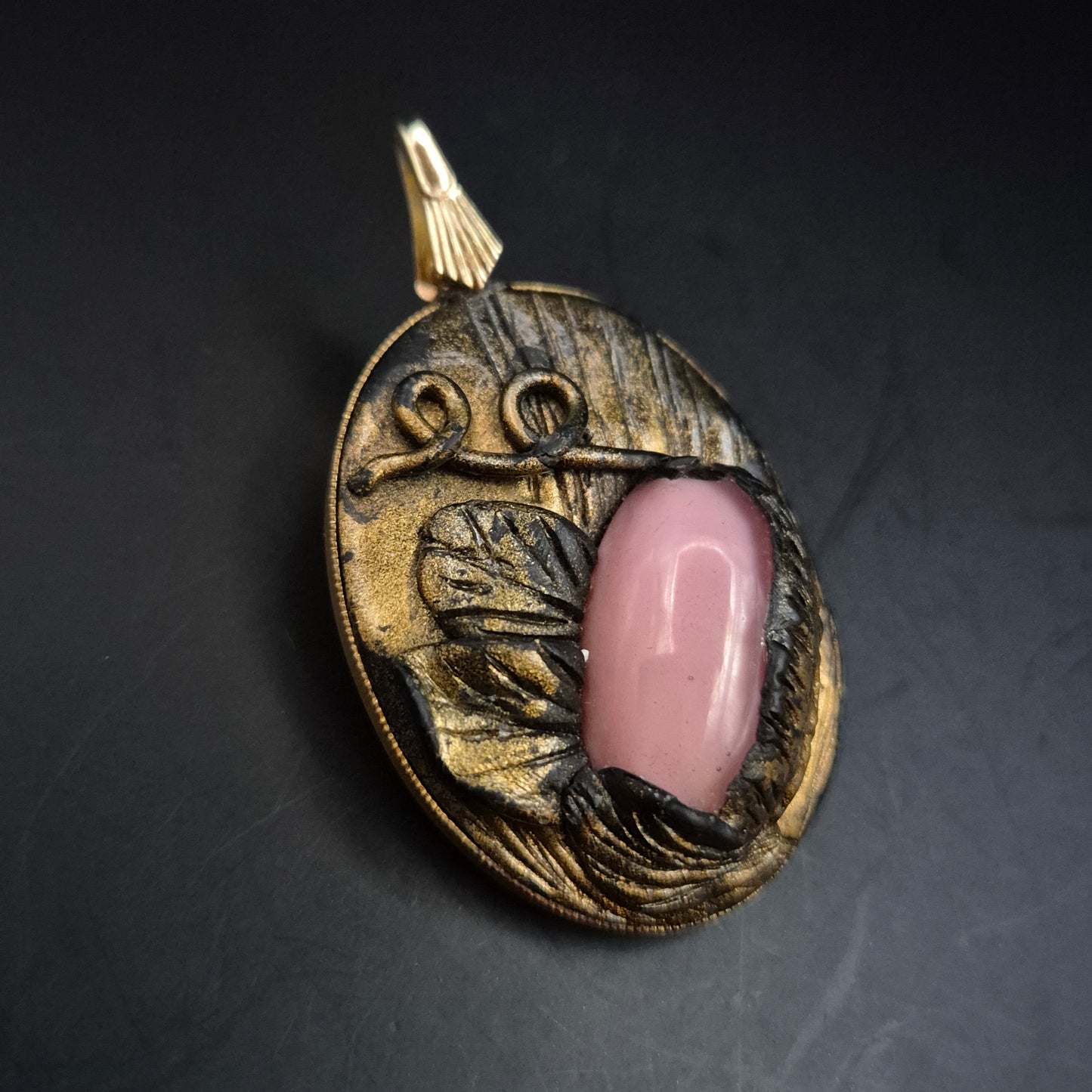 Antiker Vintage Anhänger mit Rosa Stein – Goldfarbenes Relief Design