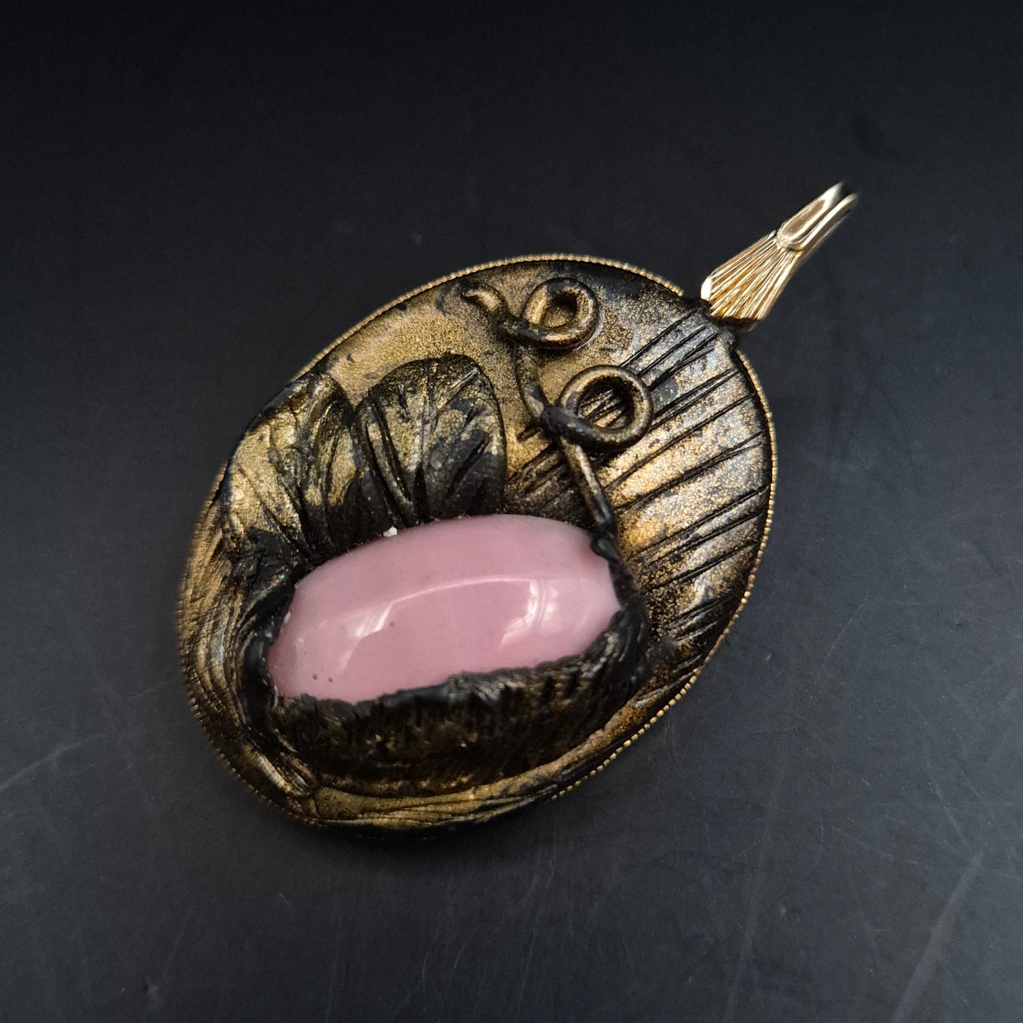 Antiker Vintage Anhänger mit Rosa Stein – Goldfarbenes Relief Design