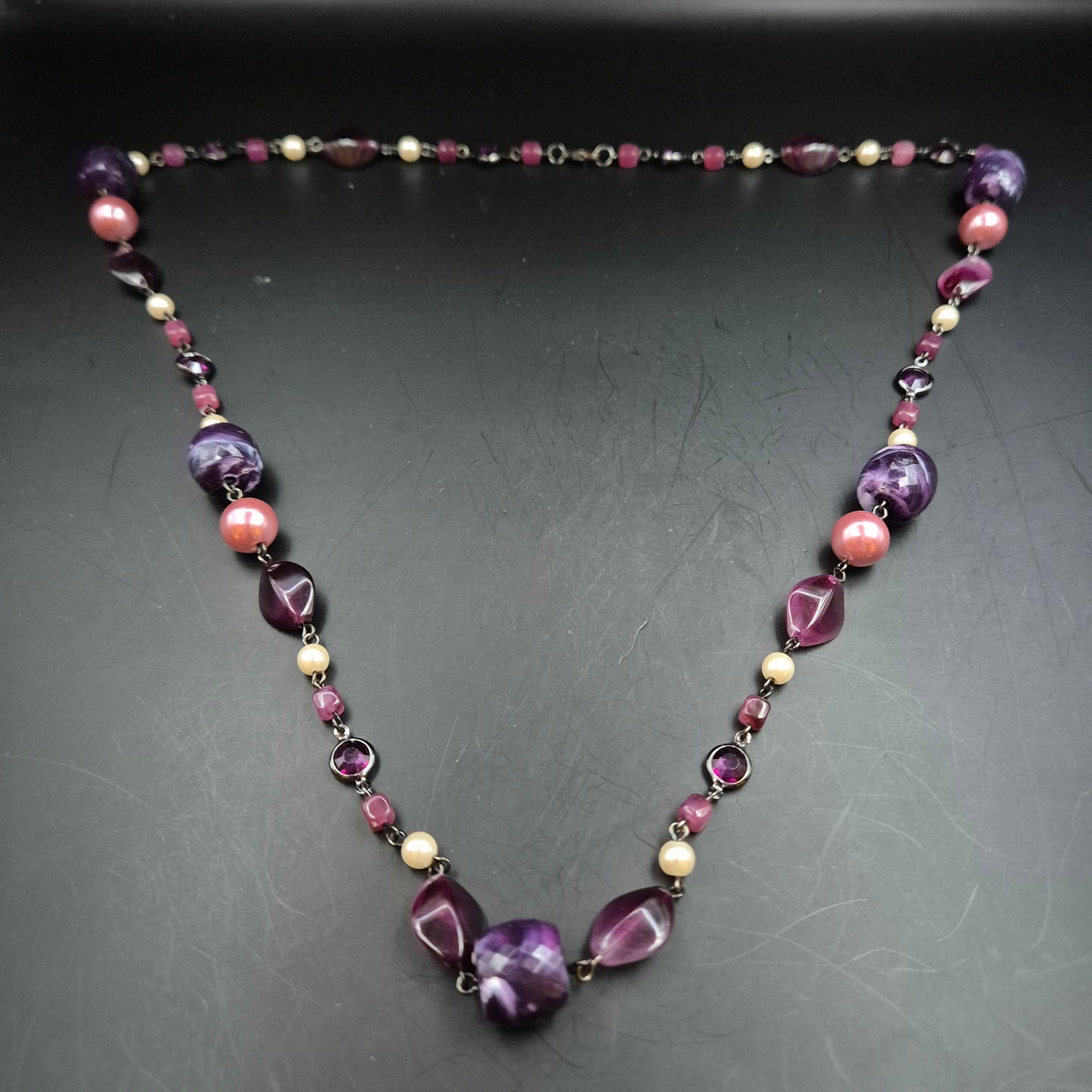 Elegante Damen Halskette – Violette Akzente und Perlen-Optik