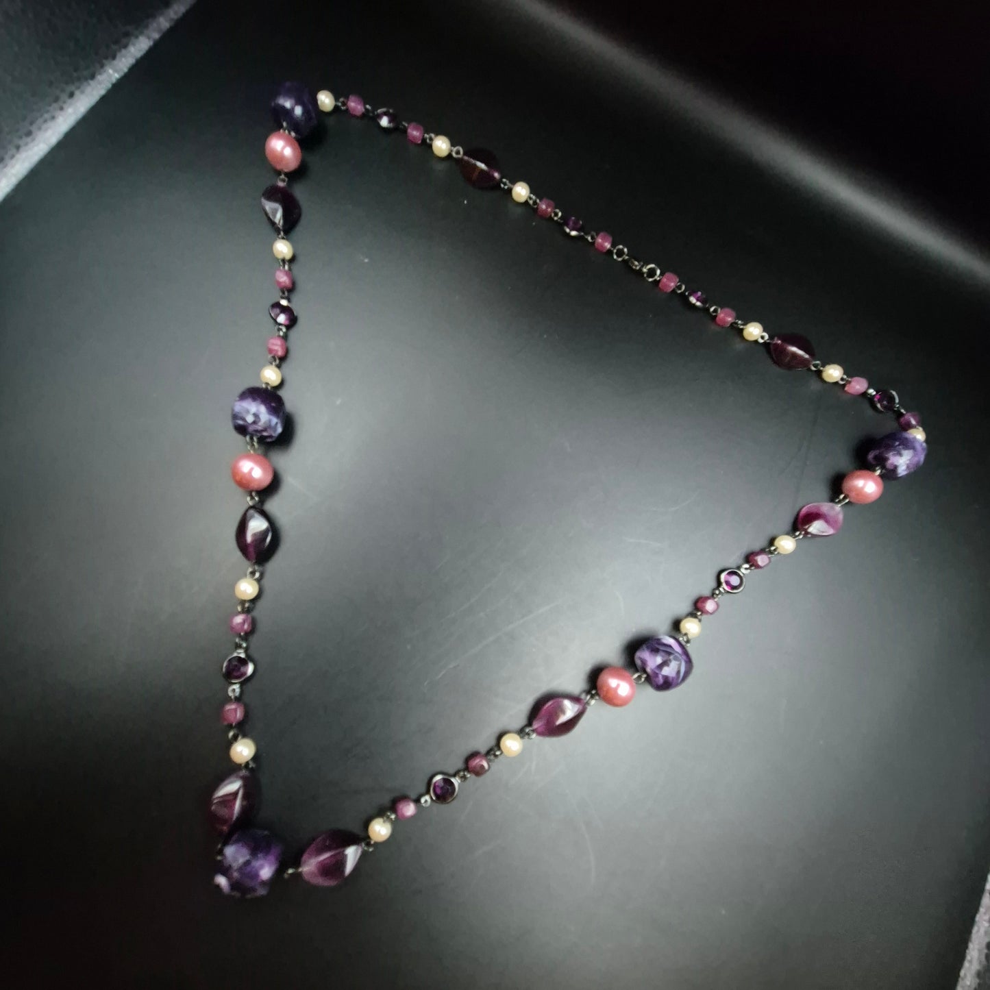 Elegante Damen Halskette – Violette Akzente und Perlen-Optik