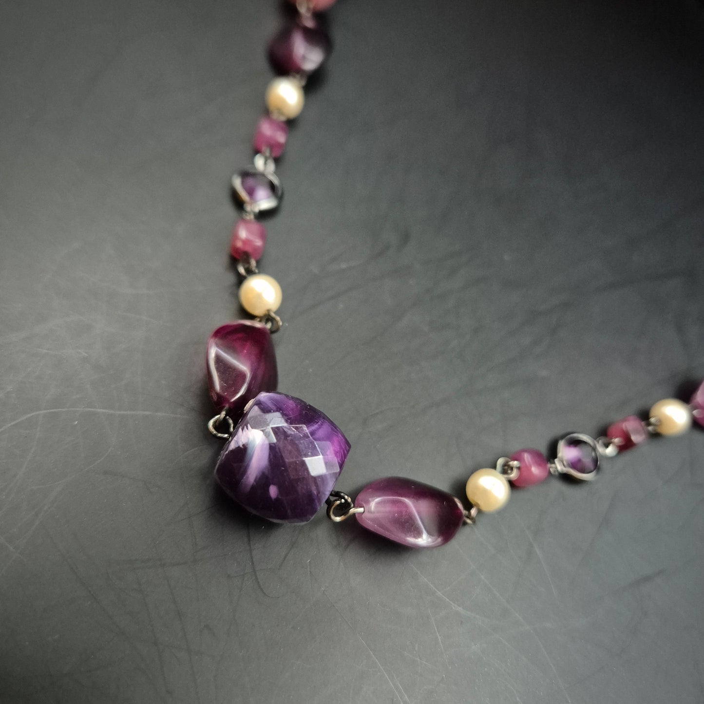 Elegante Damen Halskette – Violette Akzente und Perlen-Optik