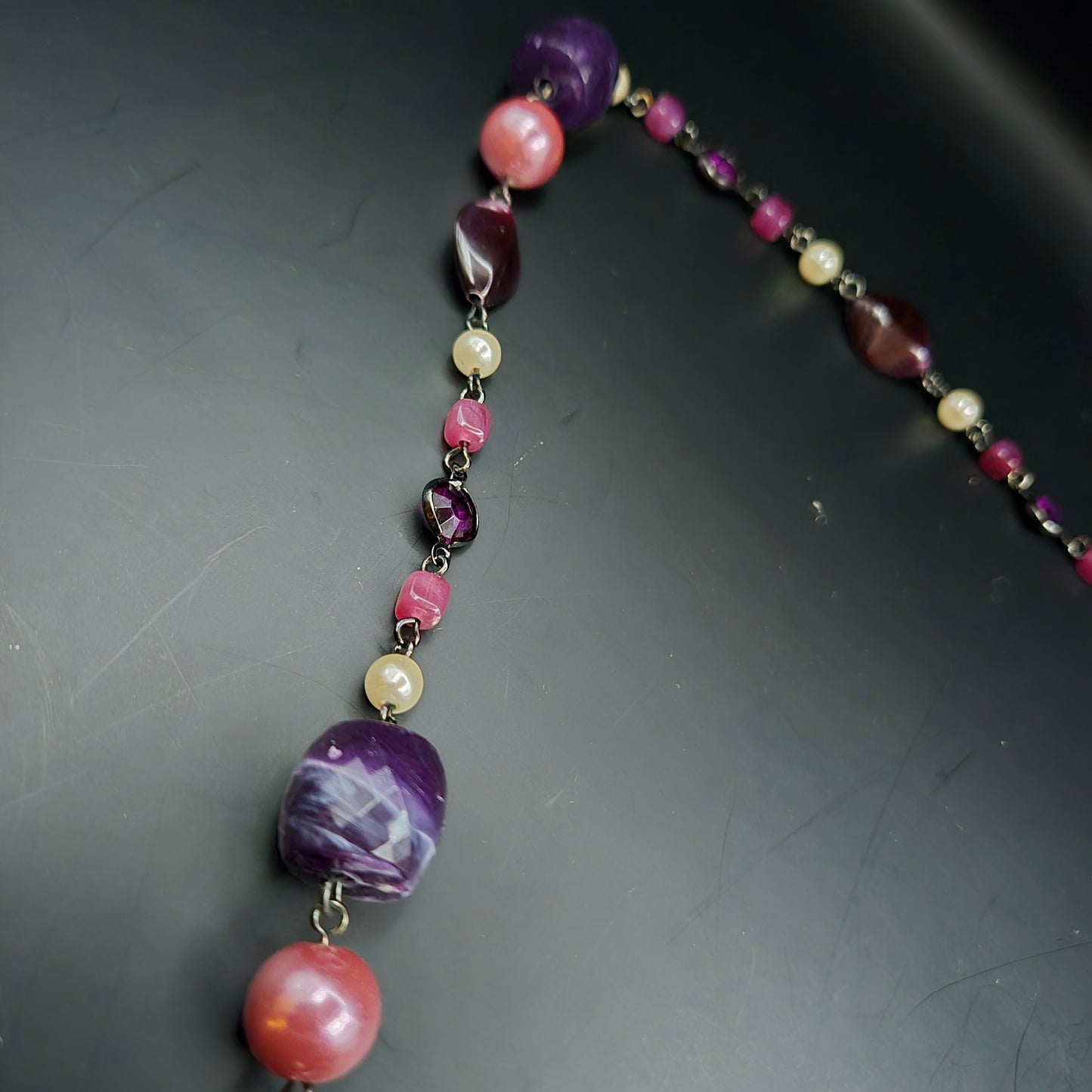 Elegante Damen Halskette – Violette Akzente und Perlen-Optik
