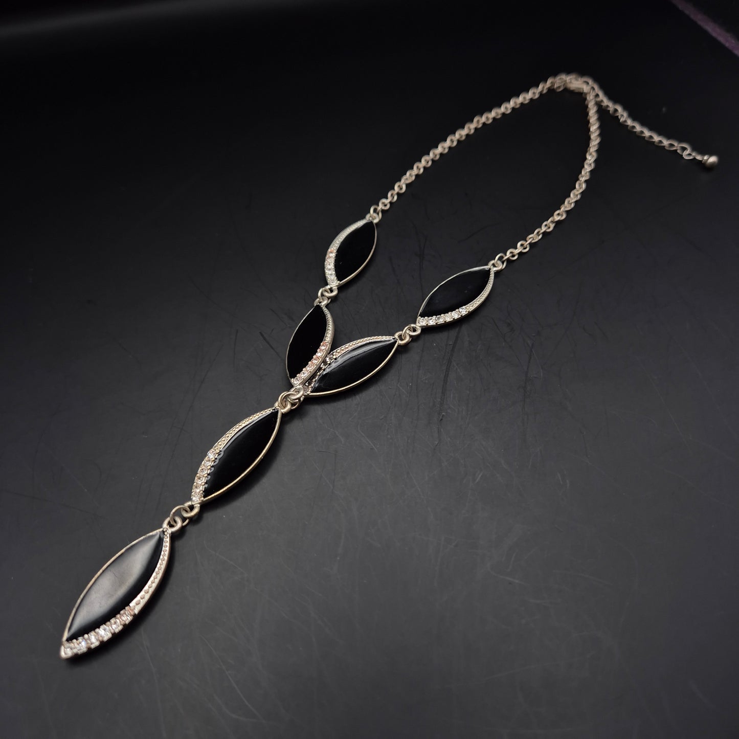 Edle Damen Kette mit schwarzen Elementen – Modernes Design in Silberoptik