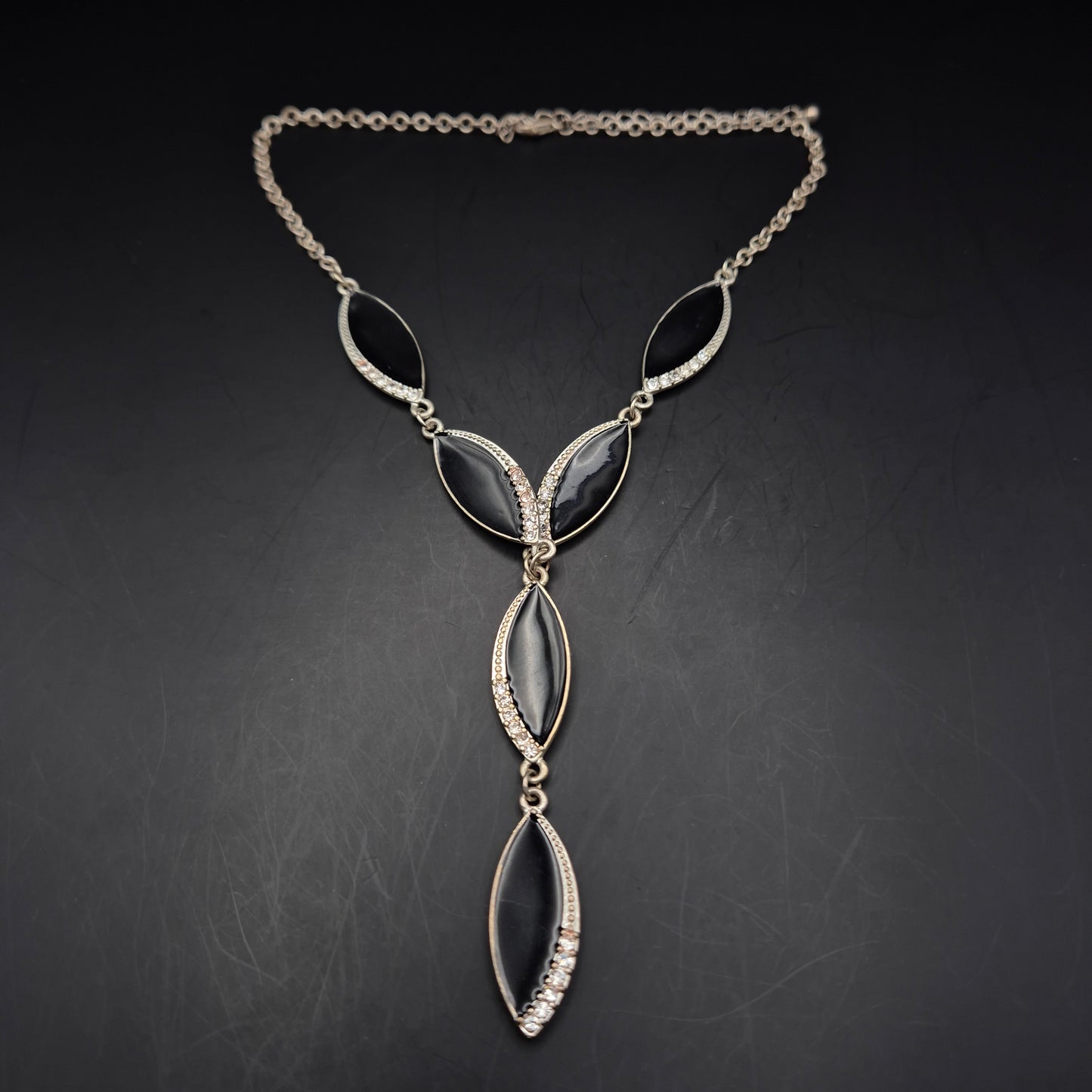 Edle Damen Kette mit schwarzen Elementen – Modernes Design in Silberoptik
