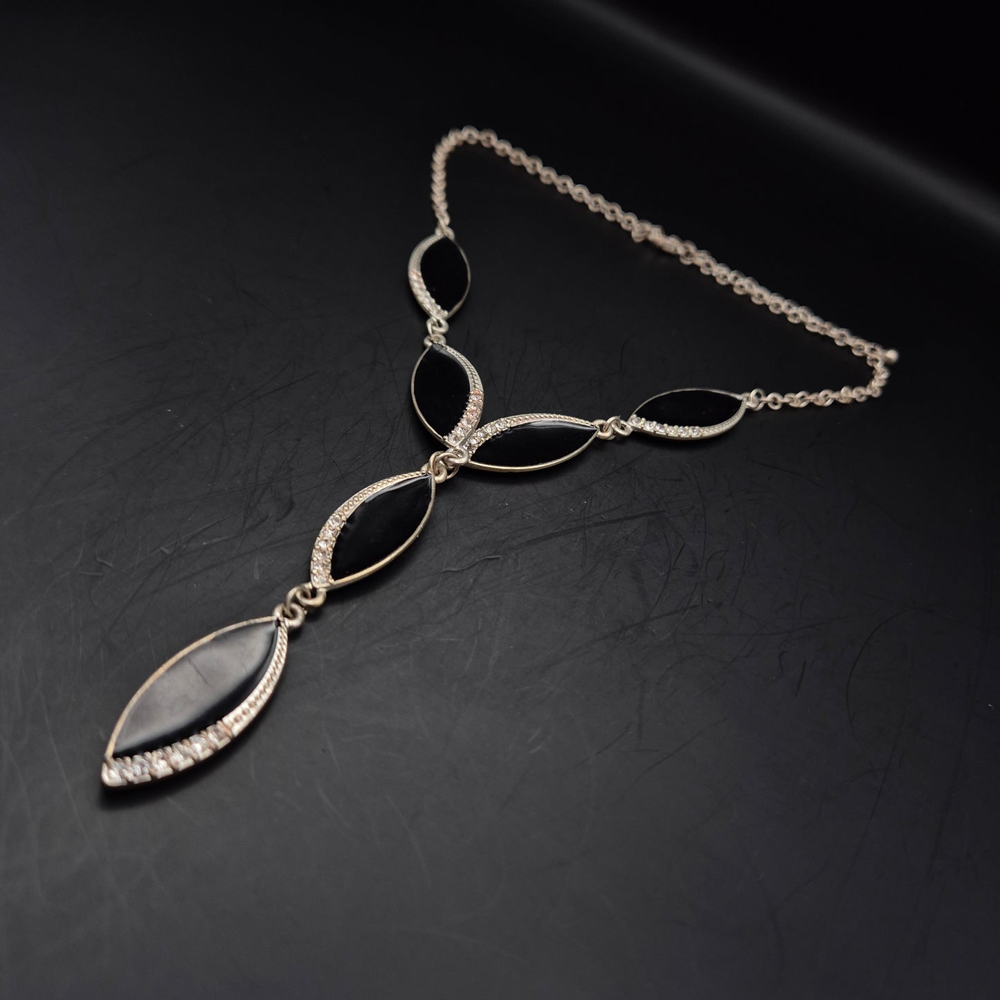 Edle Damen Kette mit schwarzen Elementen – Modernes Design in Silberoptik