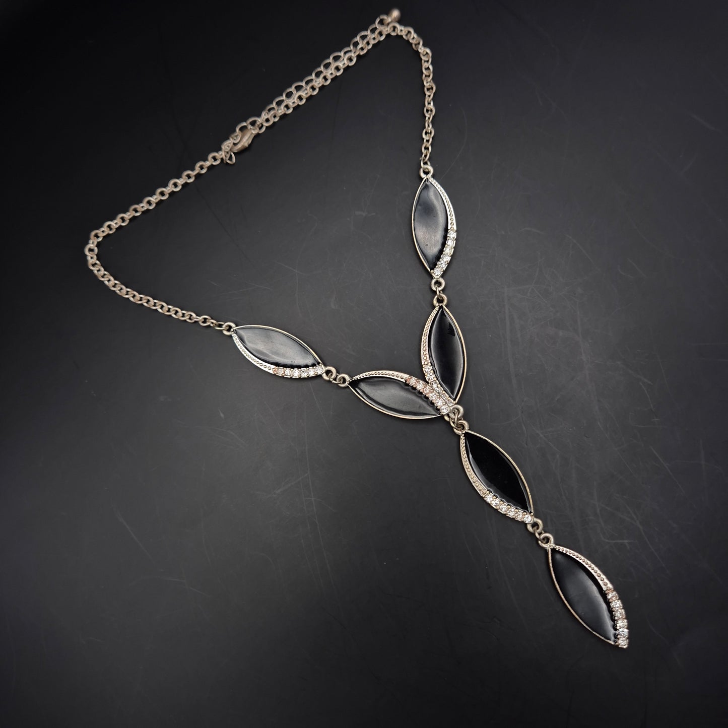 Edle Damen Kette mit schwarzen Elementen – Modernes Design in Silberoptik