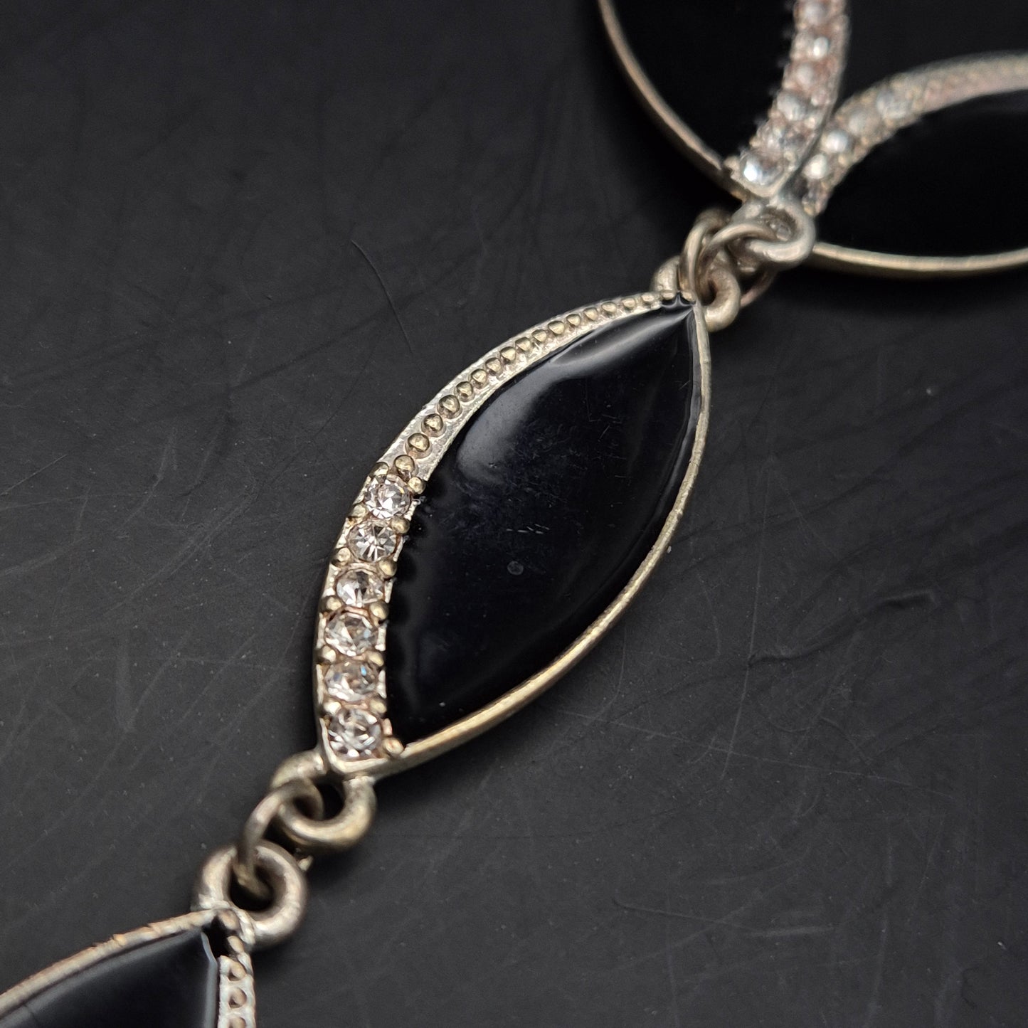 Edle Damen Kette mit schwarzen Elementen – Modernes Design in Silberoptik
