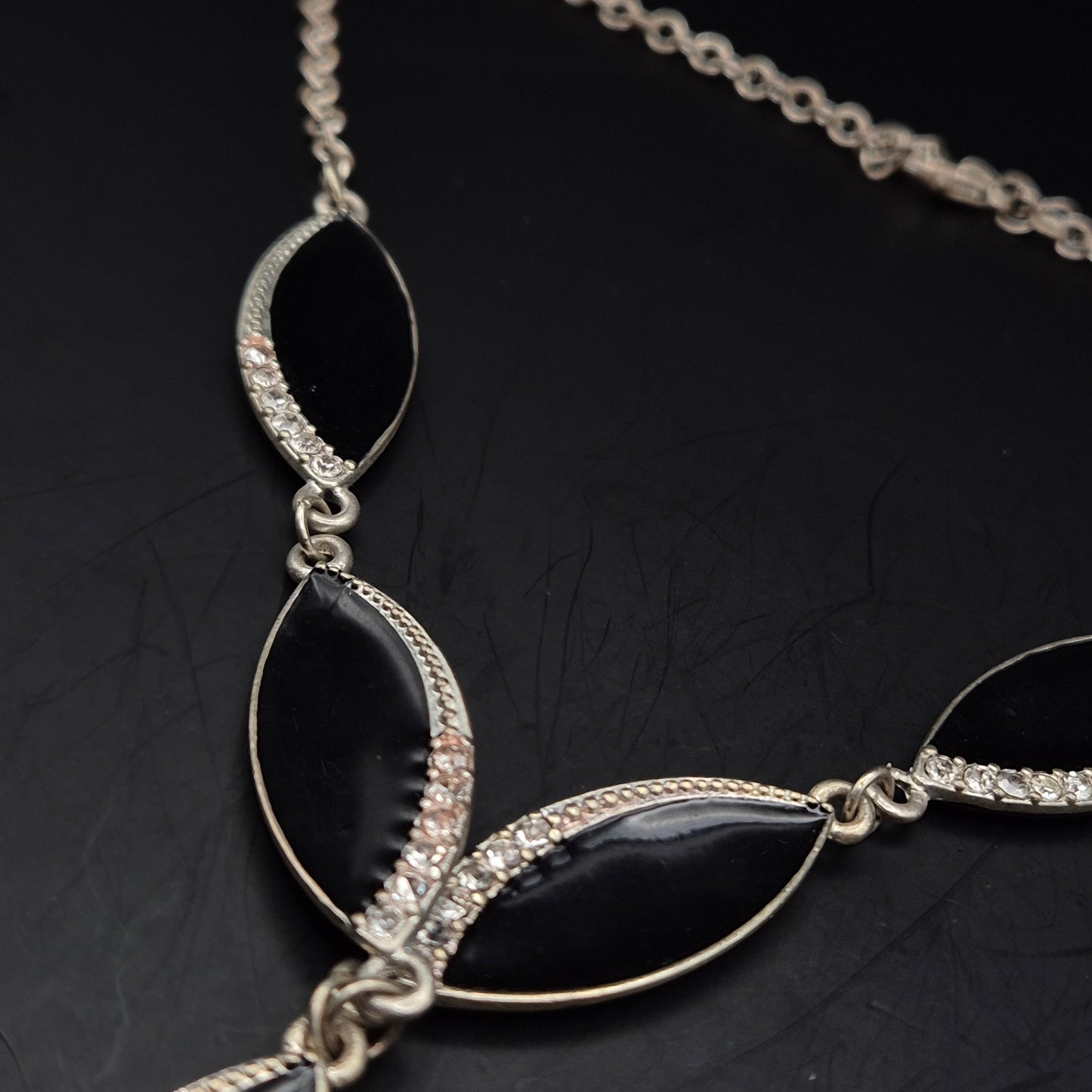 Edle Damen Kette mit schwarzen Elementen – Modernes Design in Silberoptik