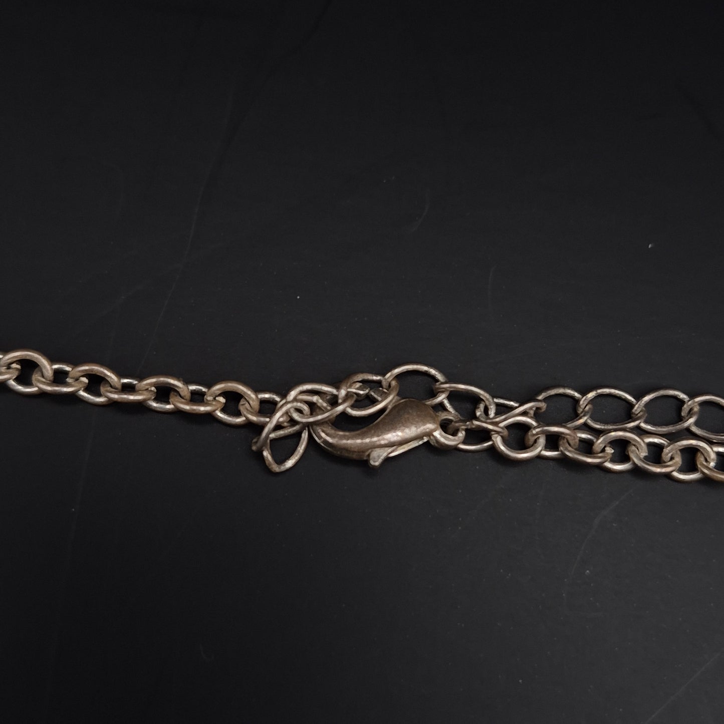 Edle Damen Kette mit schwarzen Elementen – Modernes Design in Silberoptik