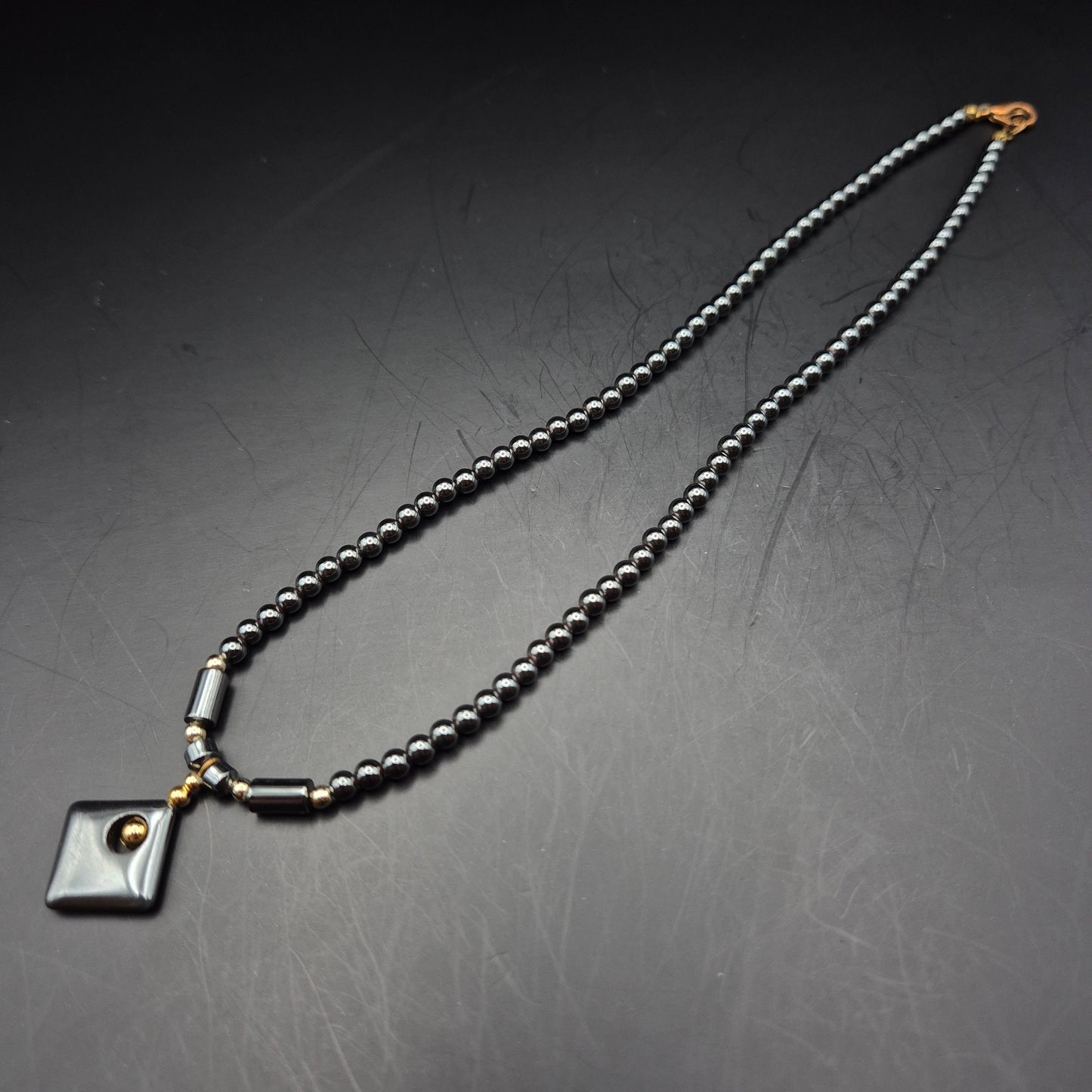 Elegante Hämatit Damen Kette – Geometrischer Anhänger in Anthrazit