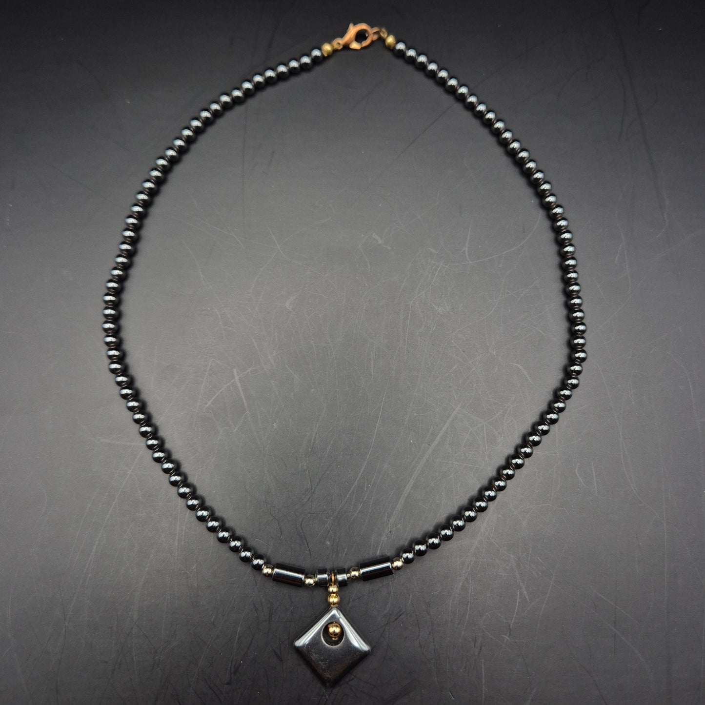 Elegante Hämatit Damen Kette – Geometrischer Anhänger in Anthrazit