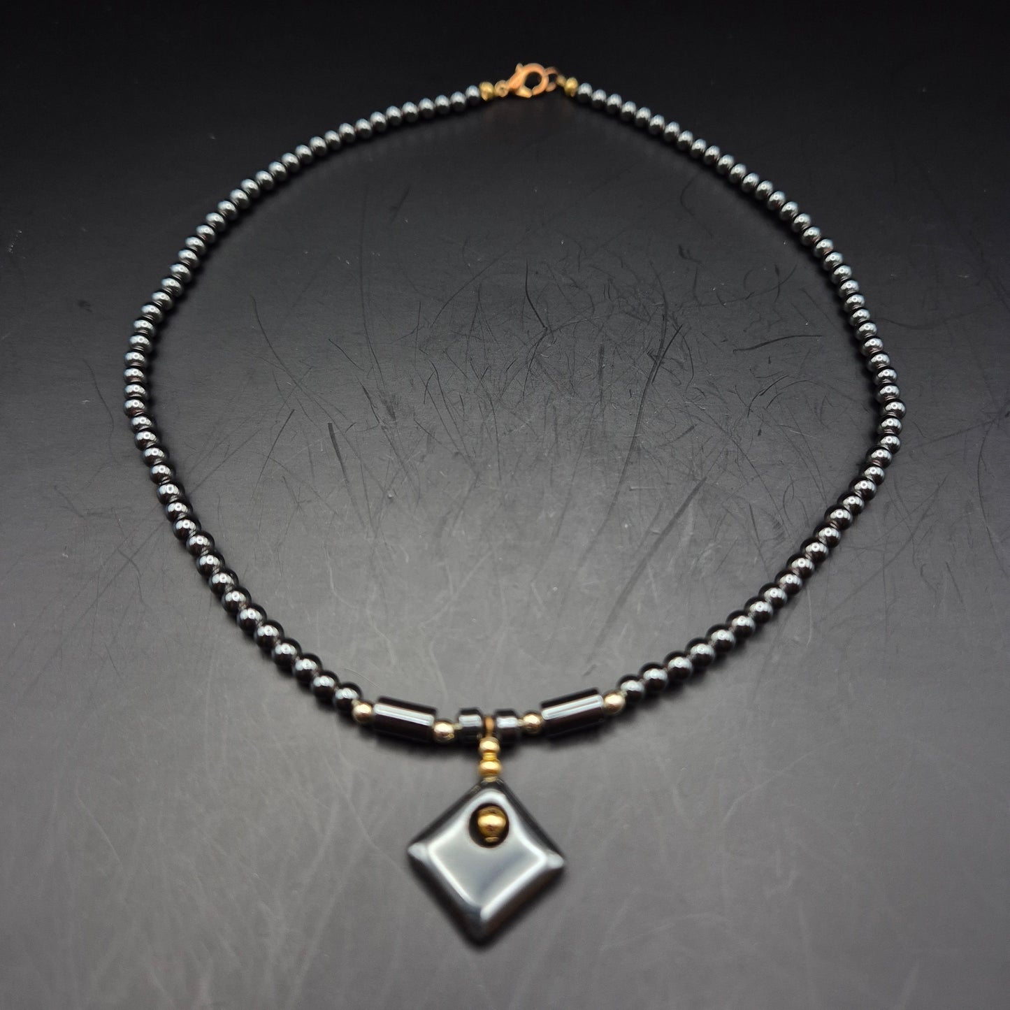 Elegante Hämatit Damen Kette – Geometrischer Anhänger in Anthrazit