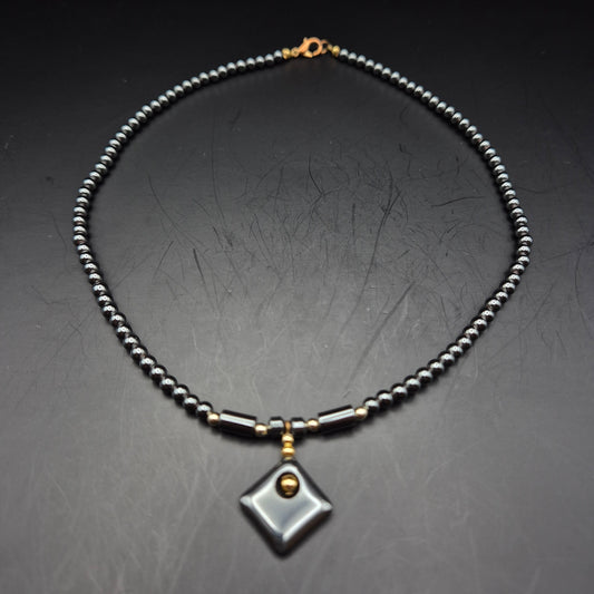 Elegante Hämatit Damen Kette – Geometrischer Anhänger in Anthrazit