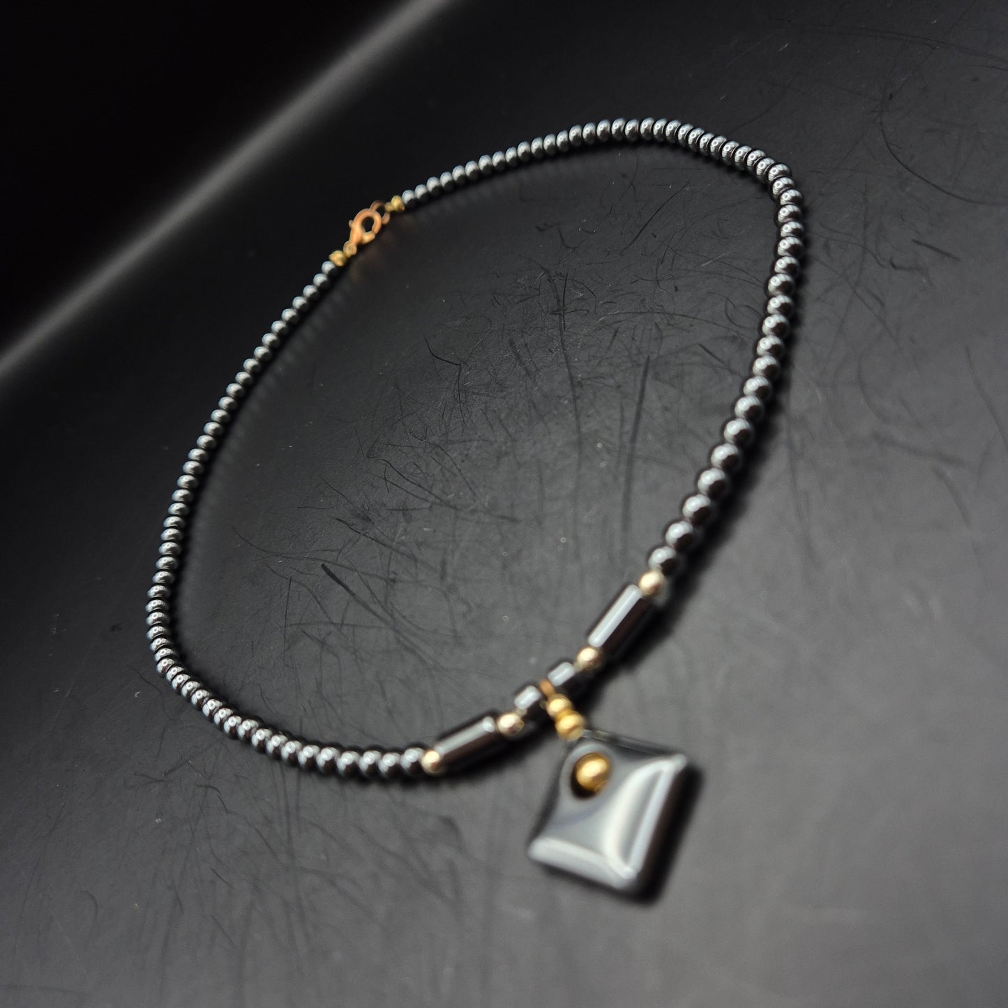 Elegante Hämatit Damen Kette – Geometrischer Anhänger in Anthrazit