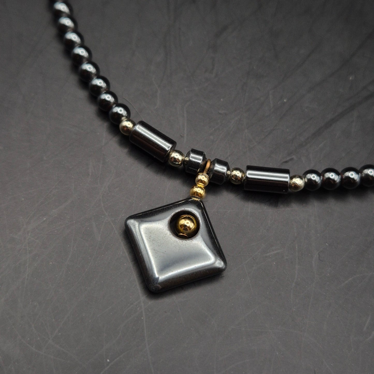 Elegante Hämatit Damen Kette – Geometrischer Anhänger in Anthrazit