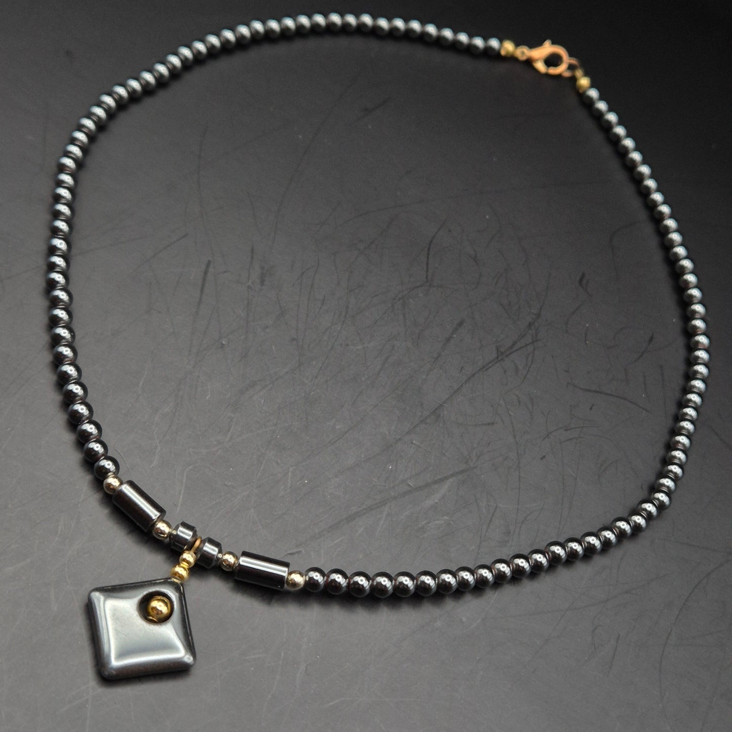 Elegante Hämatit Damen Kette – Geometrischer Anhänger in Anthrazit