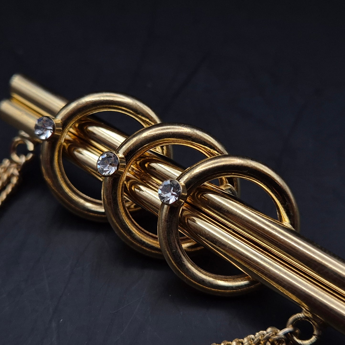 Elegante Goldene Brosche mit Kristallbesatz – Stilvolle Damen Brosche