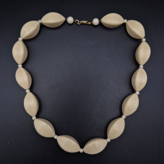 Elegante Vintage Halskette mit markanten elfenbeinfarbenen Perlen