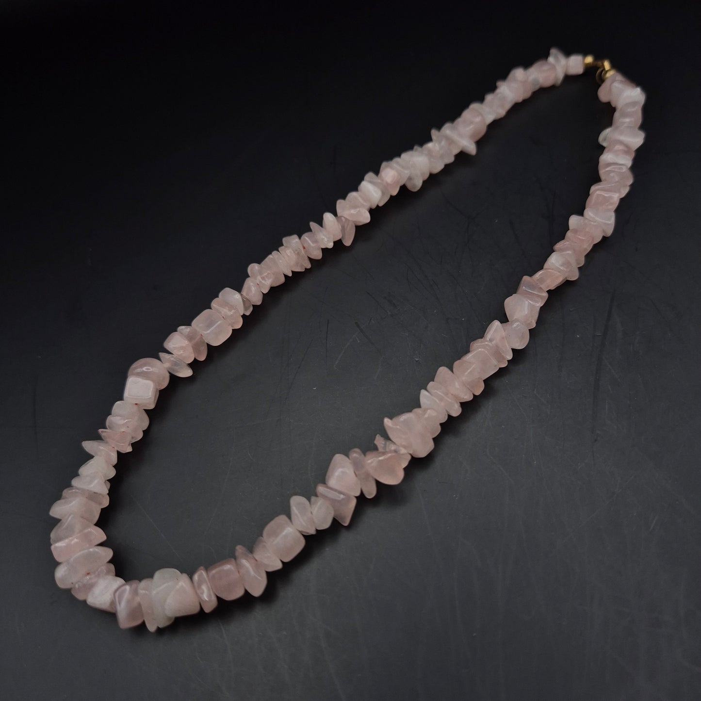 Elegante Rosenquarz Splitterkette – Zartrosa Naturstein Damen Kette