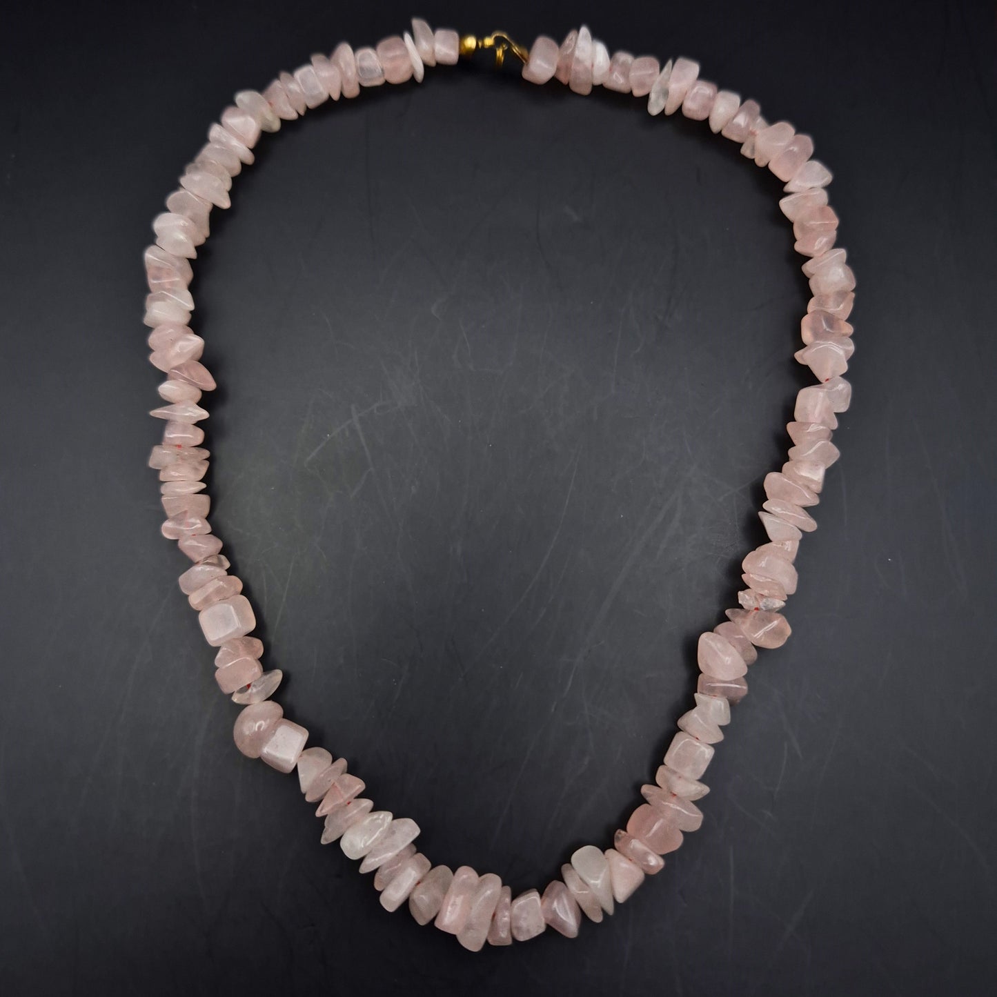 Elegante Rosenquarz Splitterkette – Zartrosa Naturstein Damen Kette