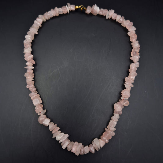 Elegante Rosenquarz Splitterkette – Zartrosa Naturstein Damen Kette