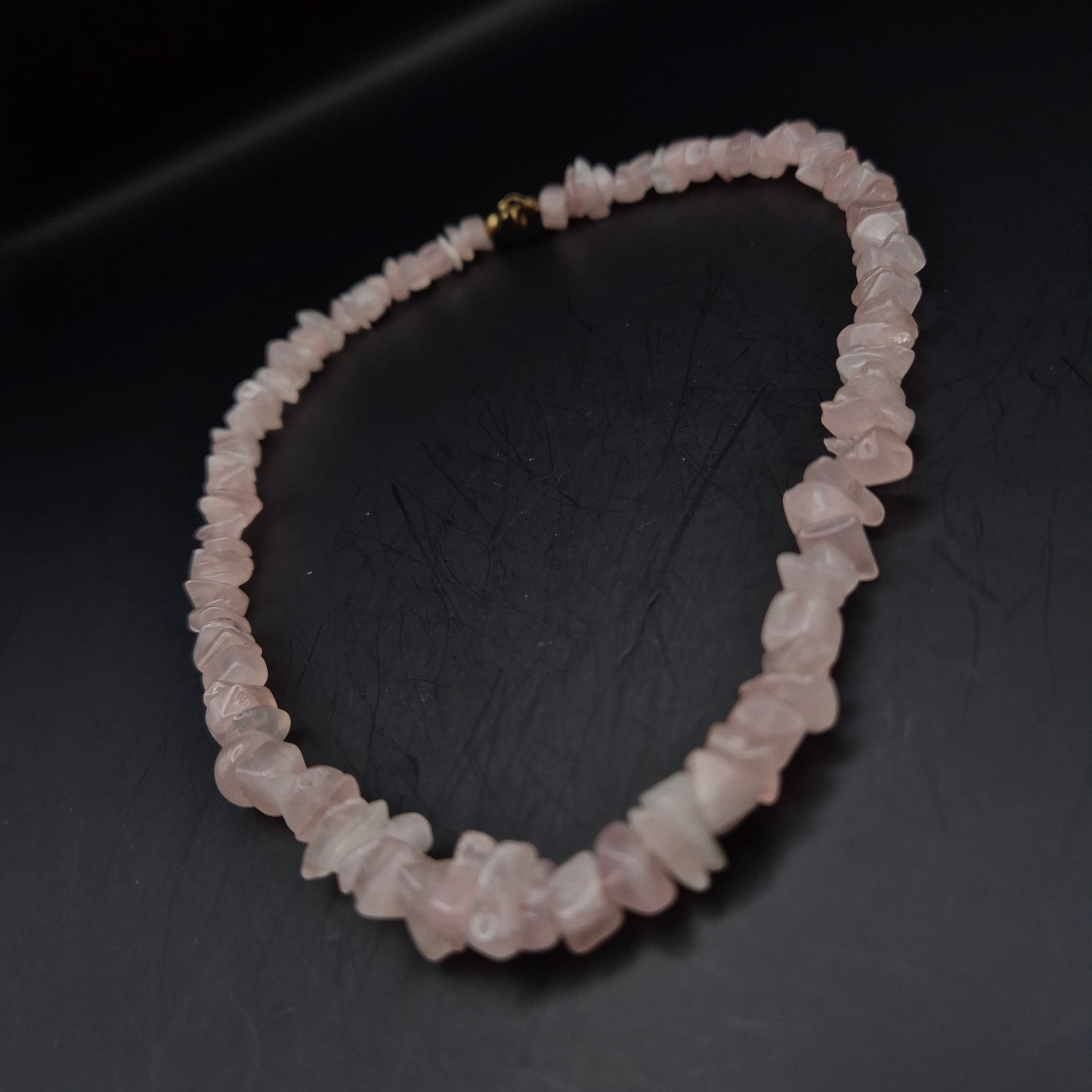 Elegante Rosenquarz Splitterkette – Zartrosa Naturstein Damen Kette