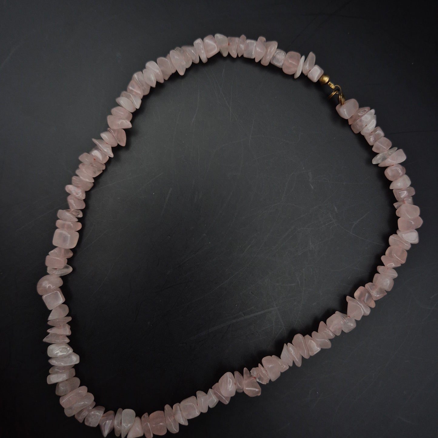 Elegante Rosenquarz Splitterkette – Zartrosa Naturstein Damen Kette
