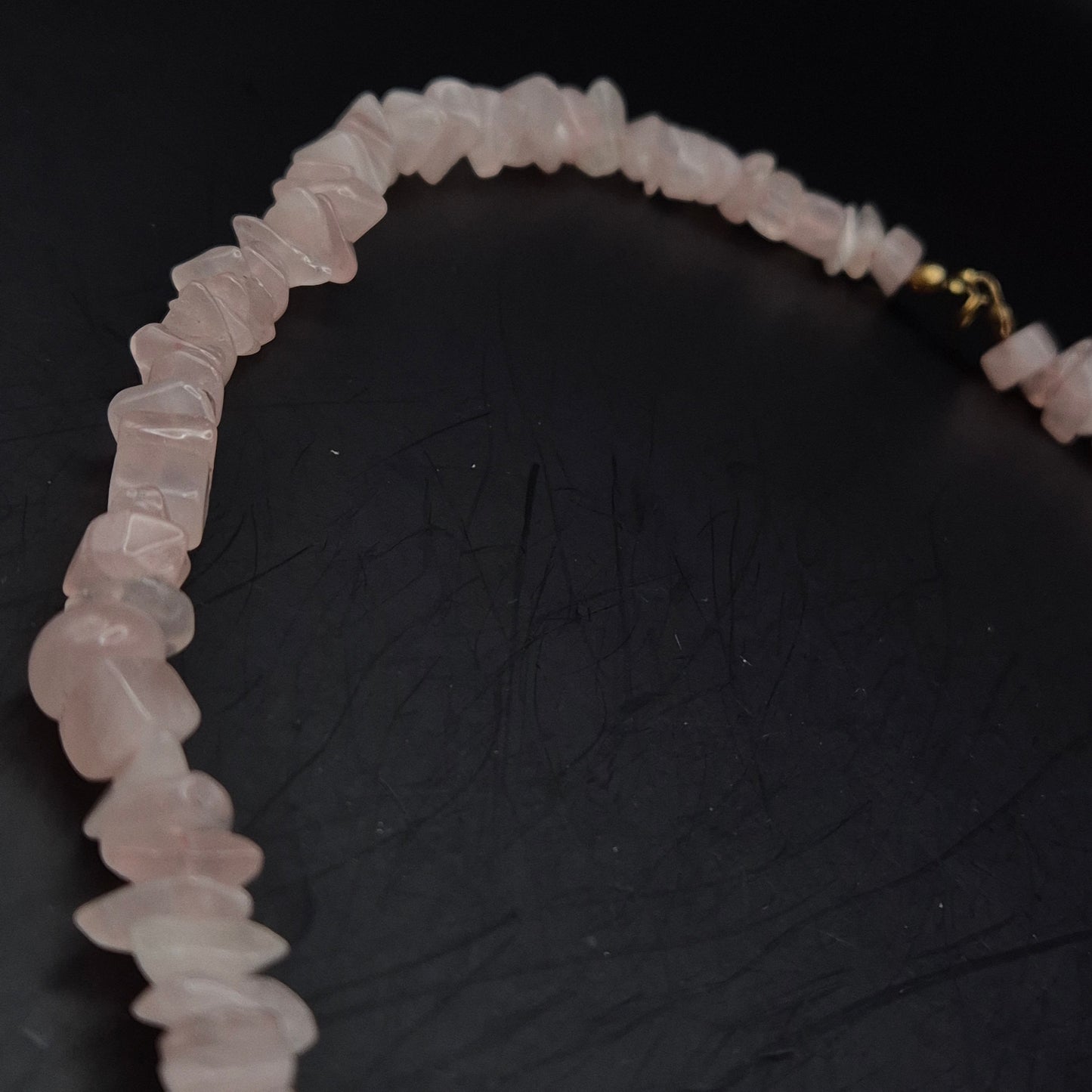 Elegante Rosenquarz Splitterkette – Zartrosa Naturstein Damen Kette