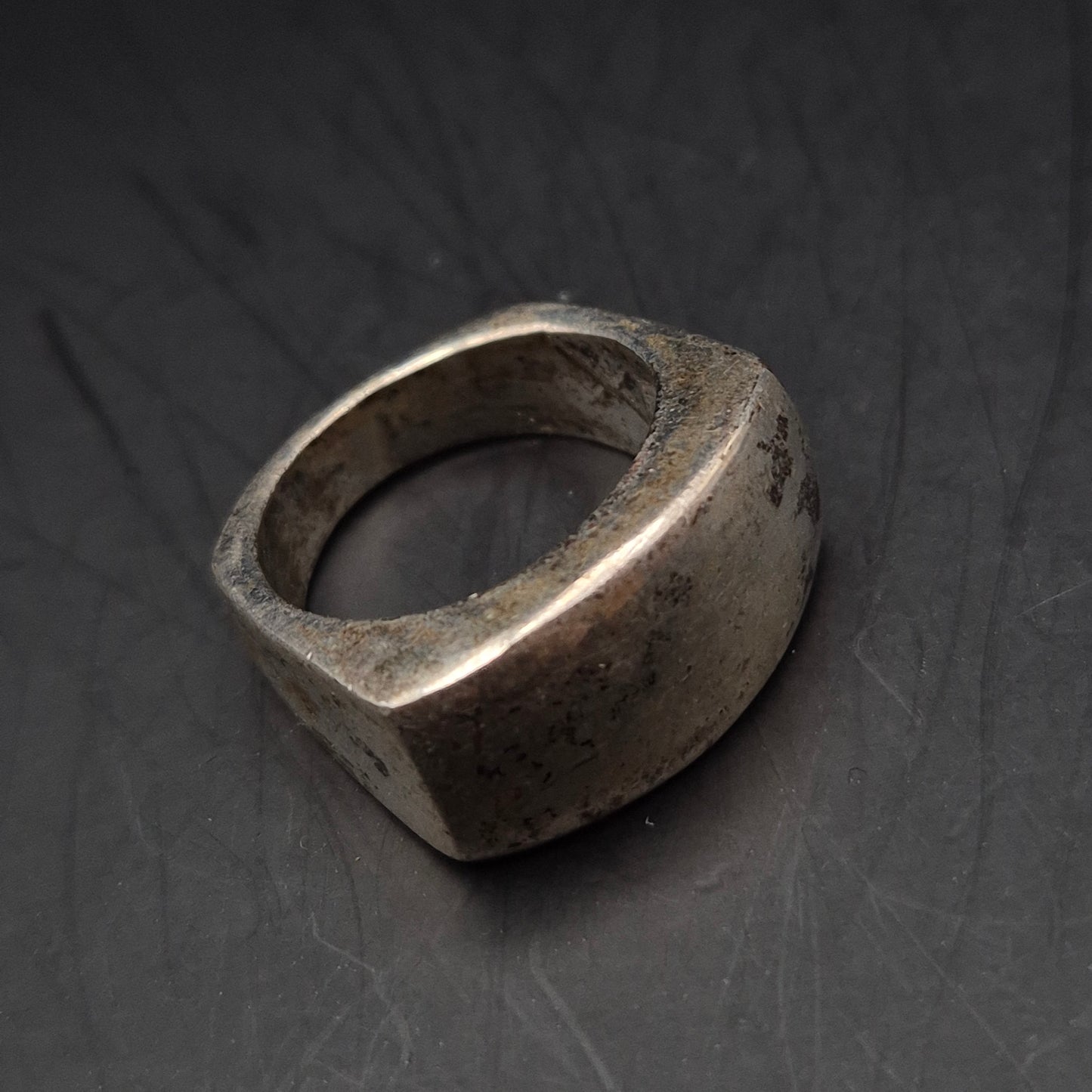 Massiver Herren Ring – Robuster Siegelring Stil in Silber Optik