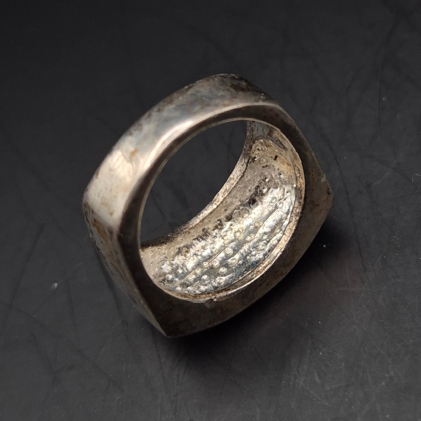 Massiver Herren Ring – Robuster Siegelring Stil in Silber Optik