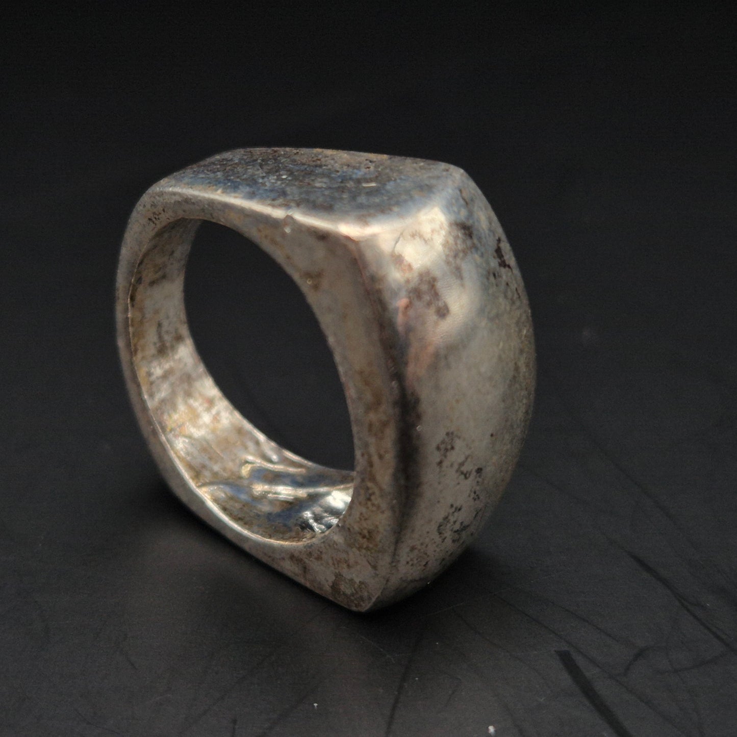 Massiver Herren Ring – Robuster Siegelring Stil in Silber Optik