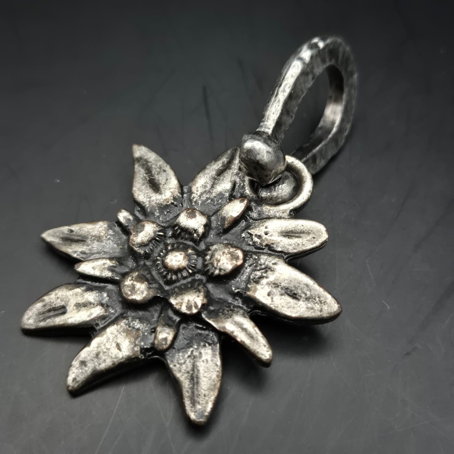 Rustikale Edelweiß Trachten Kette – Alpiner Charme in Antik-Silber-Optik