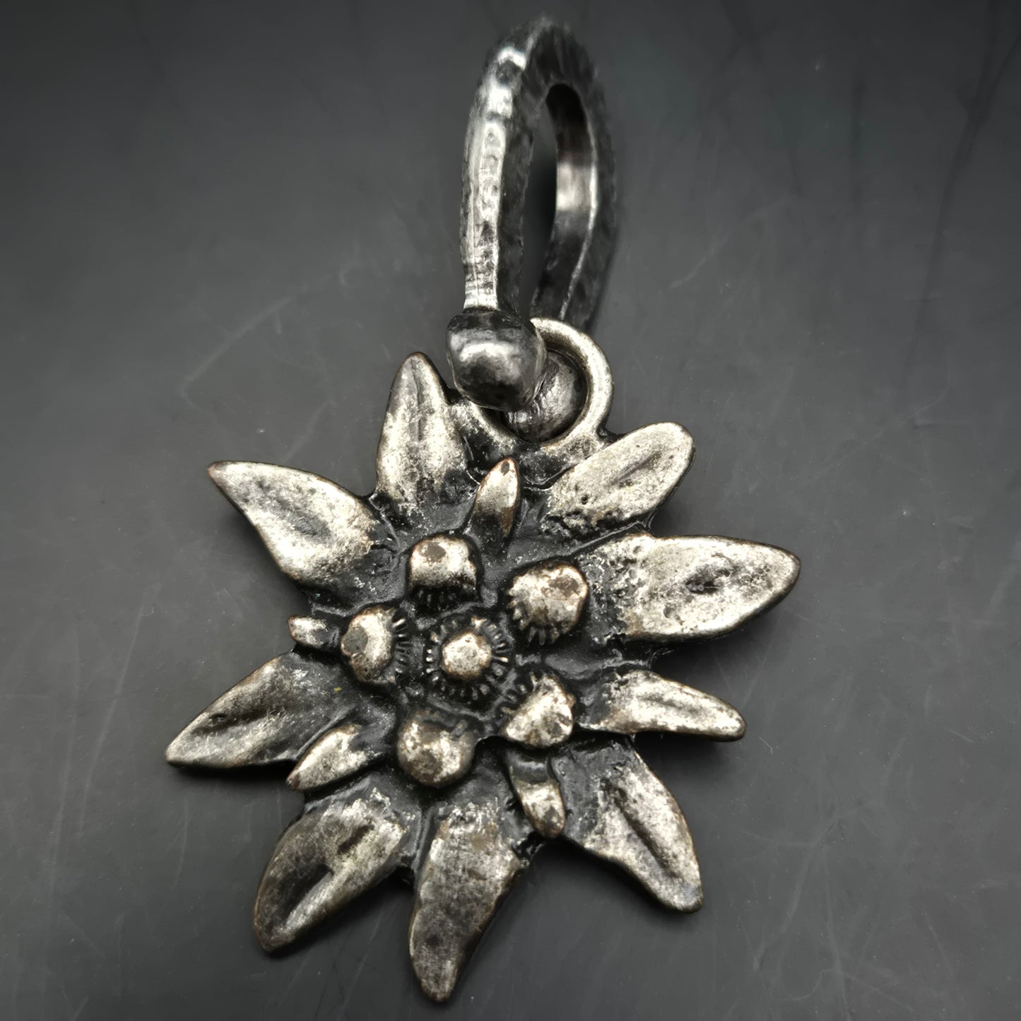 Rustikale Edelweiß Trachten Kette – Alpiner Charme in Antik-Silber-Optik