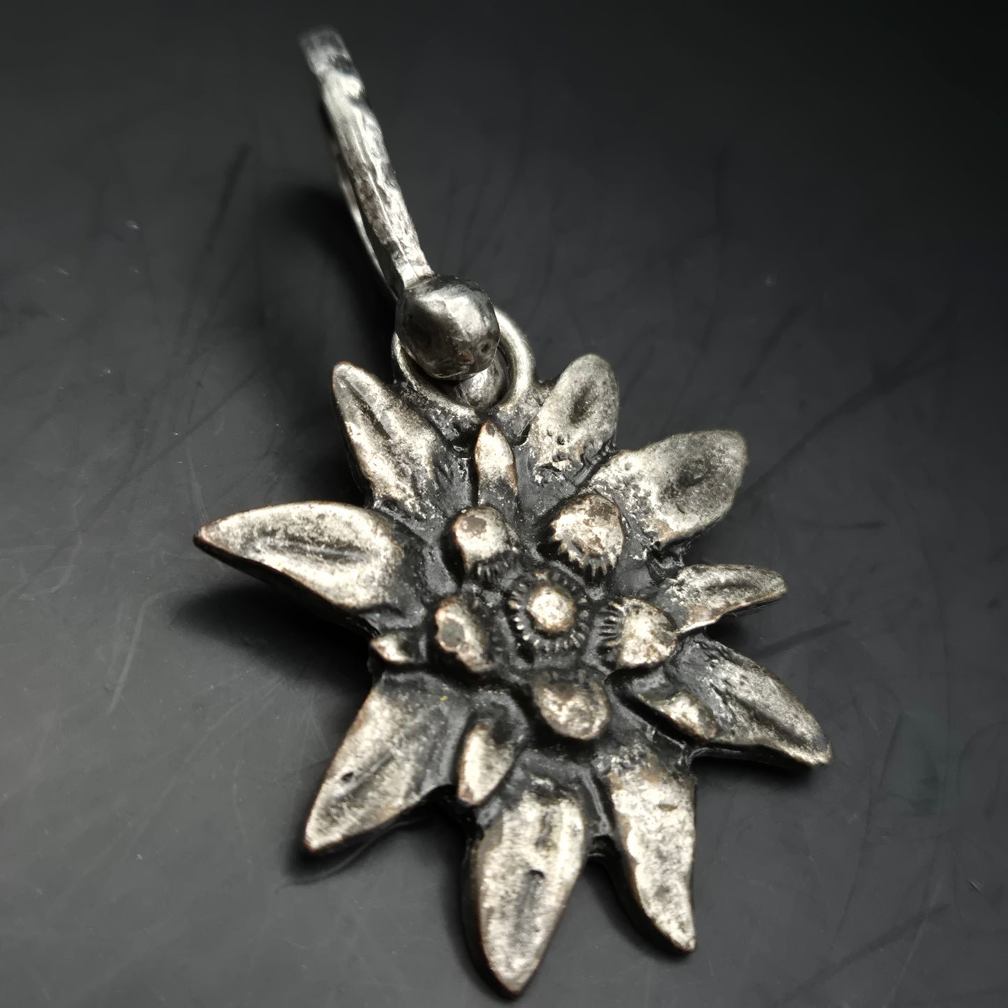 Rustikale Edelweiß Trachten Kette – Alpiner Charme in Antik-Silber-Optik