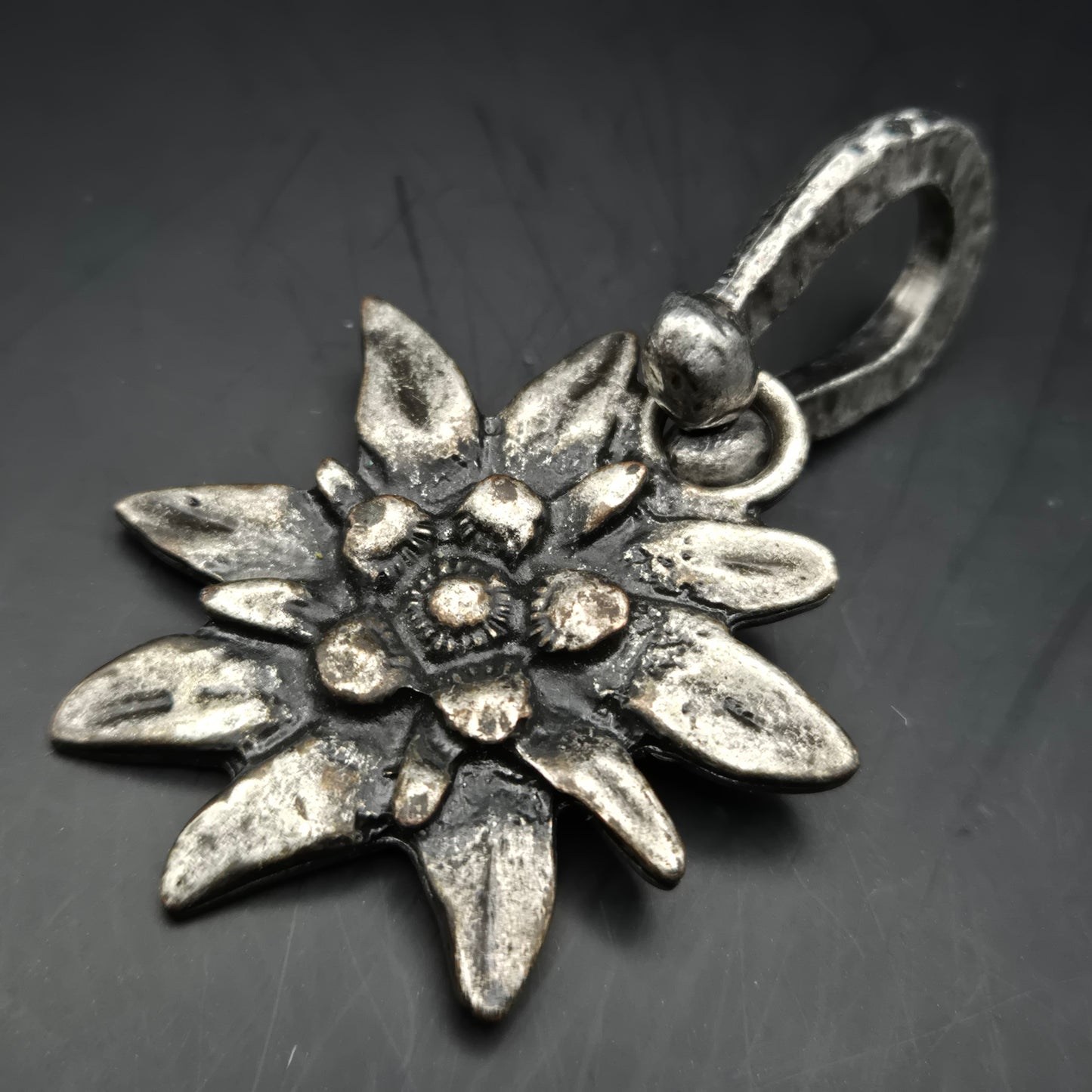 Rustikale Edelweiß Trachten Kette – Alpiner Charme in Antik-Silber-Optik