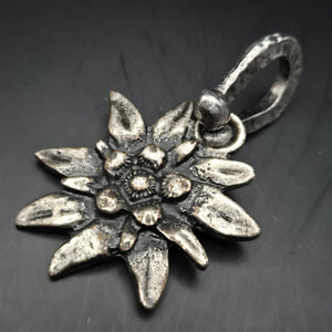 Rustikale Edelweiß Trachten Kette – Alpiner Charme in Antik-Silber-Optik