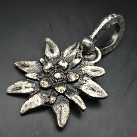 Rustikale Edelweiß Trachten Kette – Alpiner Charme in Antik-Silber-Optik