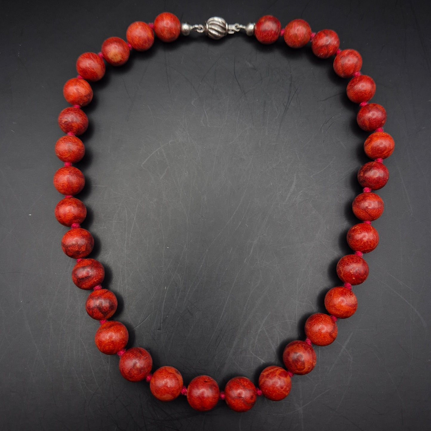 Elegante Rote Korallen Kette – Klassische Perlen Halskette mit Silberverschluss