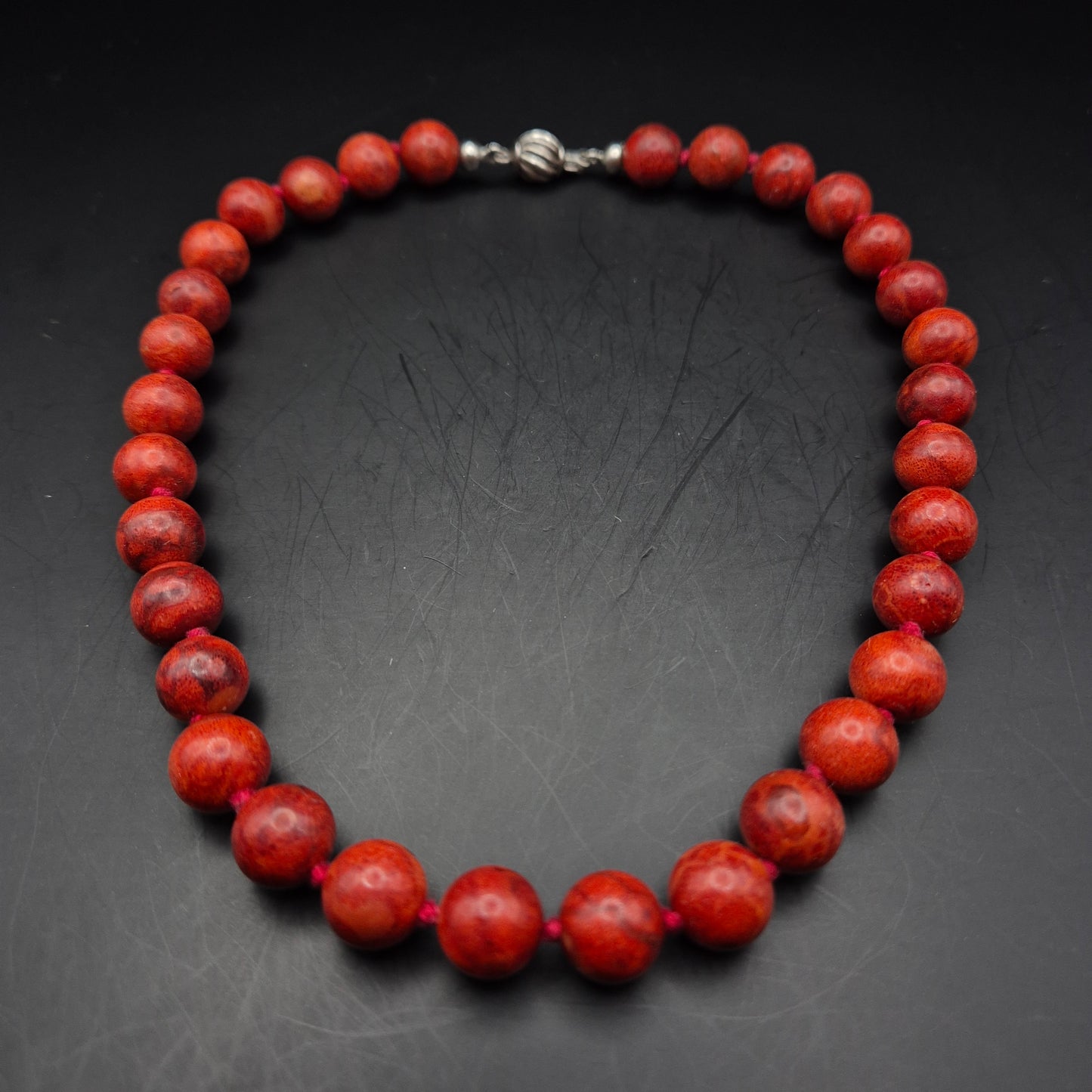 Elegante Rote Korallen Kette – Klassische Perlen Halskette mit Silberverschluss