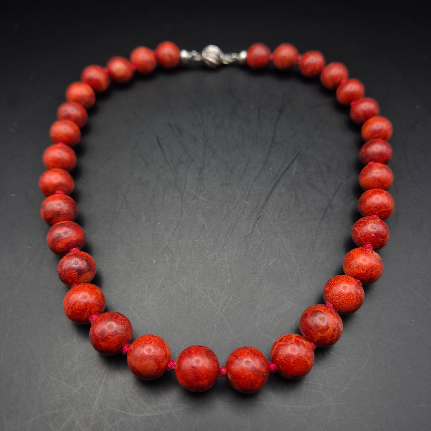 Elegante Rote Korallen Kette – Klassische Perlen Halskette mit Silberverschluss