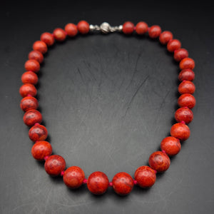 Elegante Rote Korallen Kette – Klassische Perlen Halskette mit Silberverschluss