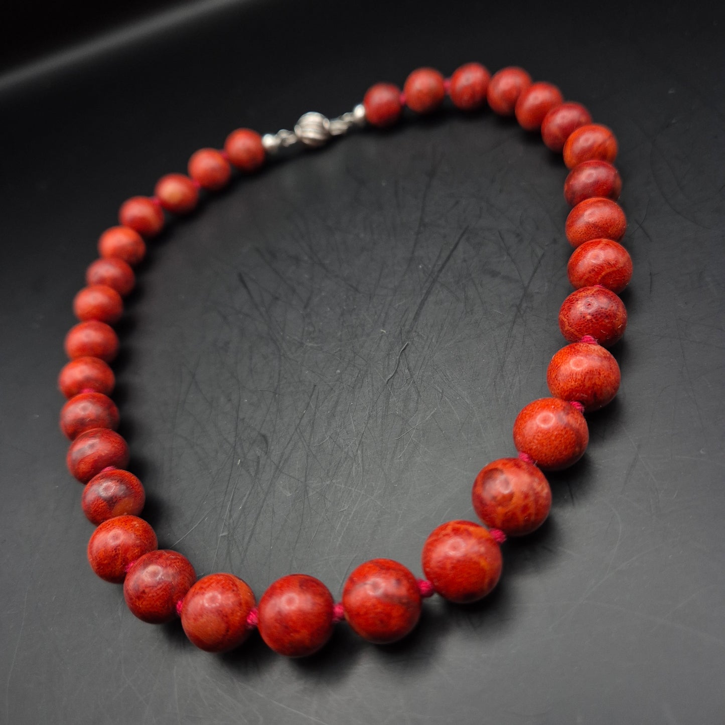 Elegante Rote Korallen Kette – Klassische Perlen Halskette mit Silberverschluss