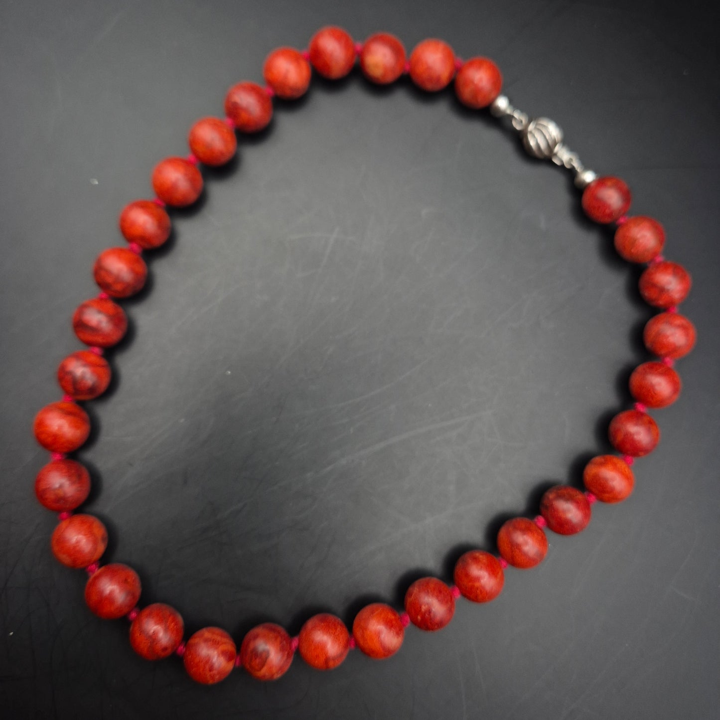 Elegante Rote Korallen Kette – Klassische Perlen Halskette mit Silberverschluss