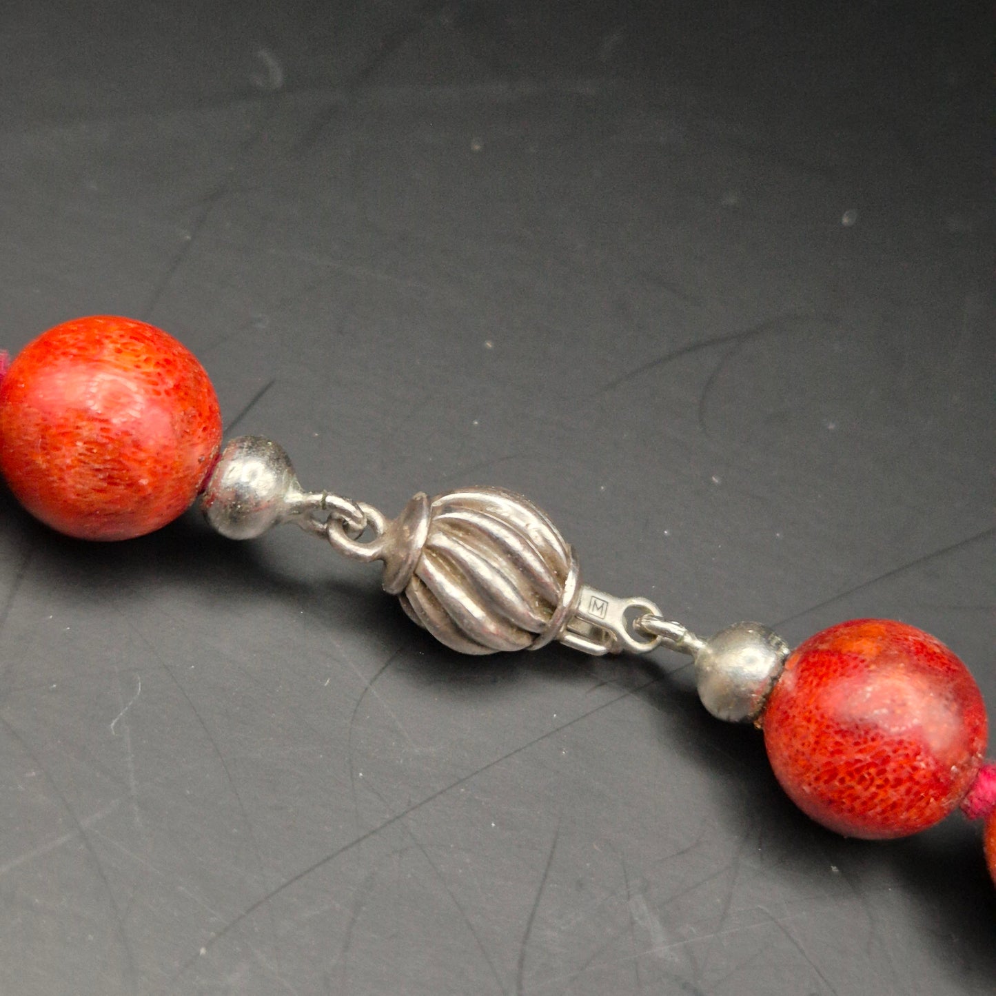 Elegante Rote Korallen Kette – Klassische Perlen Halskette mit Silberverschluss