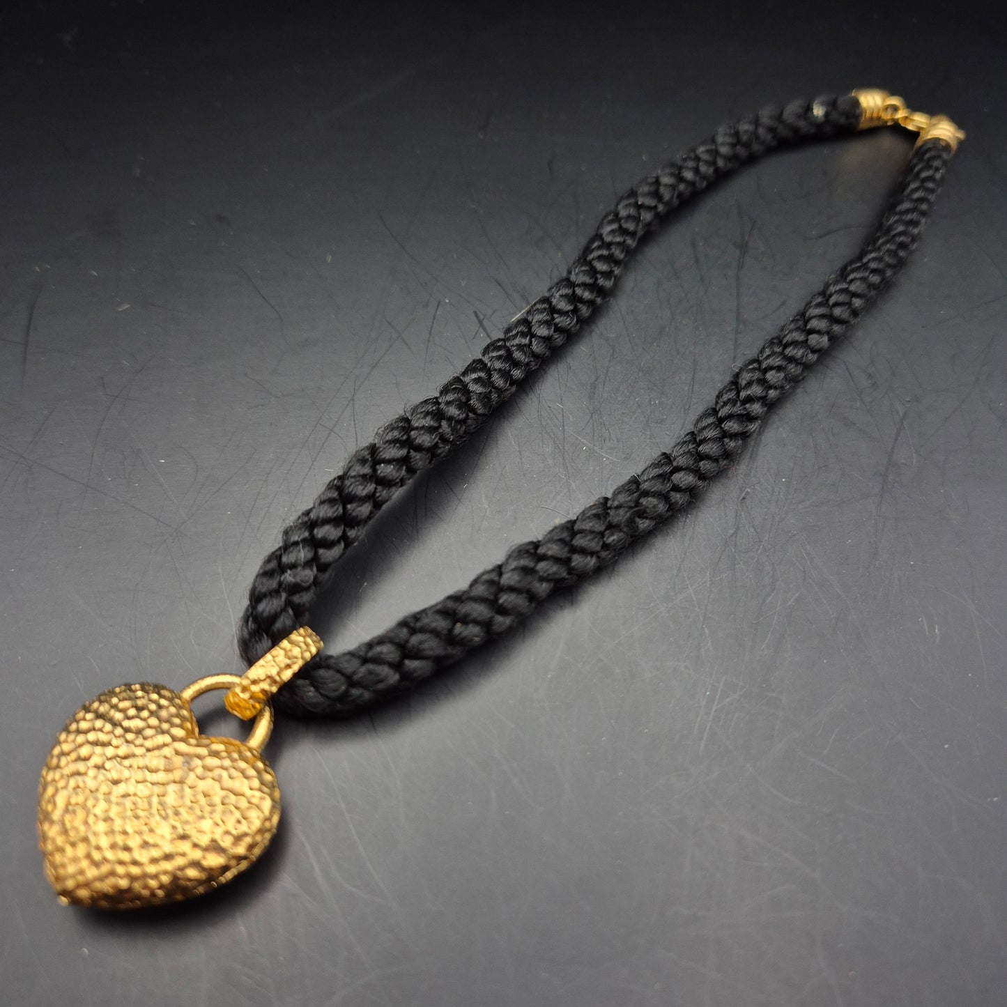 Edle Damen Kette mit gehämmertem Herz Anhänger in Gold-Optik