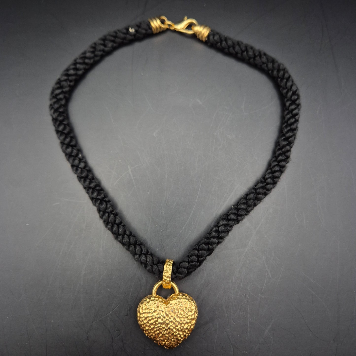 Edle Damen Kette mit gehämmertem Herz Anhänger in Gold-Optik