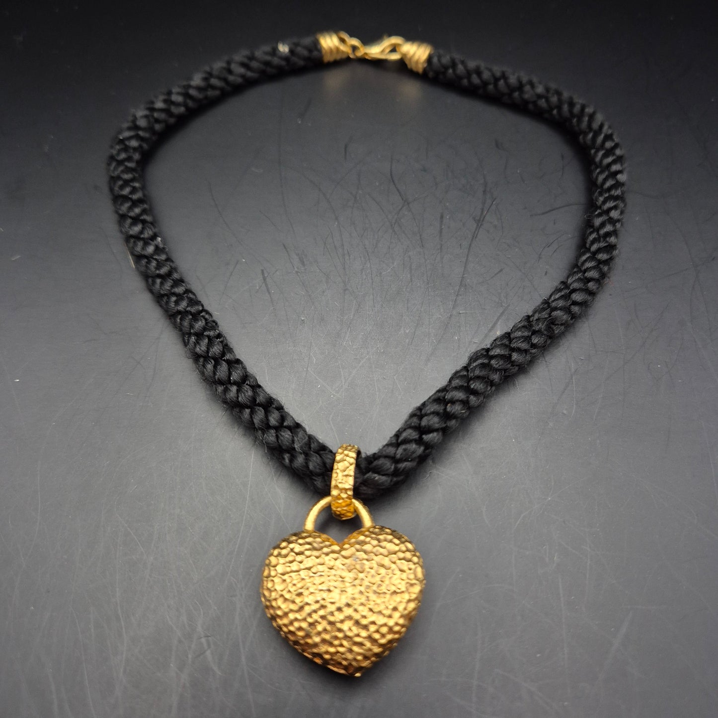 Edle Damen Kette mit gehämmertem Herz Anhänger in Gold-Optik